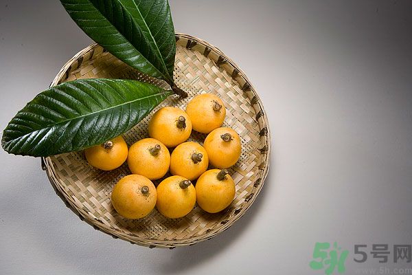 枇杷能跟百合一起煮嗎？ 枇杷能和銀耳一起煮嗎？