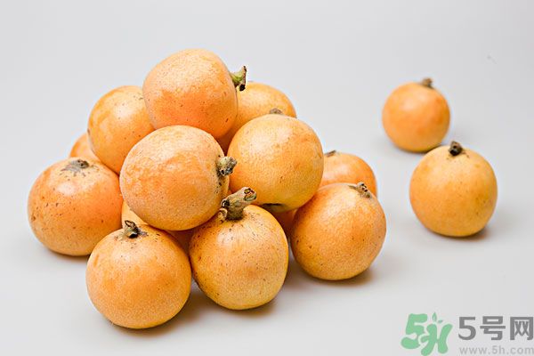 枇杷能跟百合一起煮嗎？ 枇杷能和銀耳一起煮嗎？
