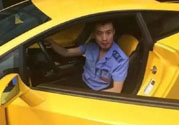 開蘭博基尼上下班的人是誰？開蘭博基尼上下班開的是哪輛公交車？