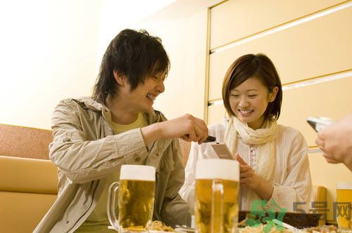過期啤酒能喝嗎？過期啤酒喝了會怎么樣？