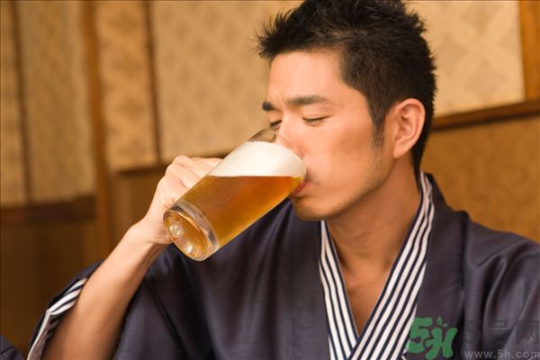 過(guò)期啤酒能喝嗎？過(guò)期啤酒喝了會(huì)怎么樣？