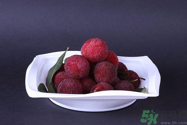 吃楊梅時(shí)可以喝茶嗎？吃楊梅時(shí)喝茶有什么壞處？