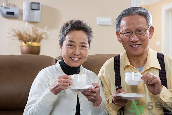 吃楊梅時(shí)可以喝茶嗎？吃楊梅時(shí)喝茶有什么壞處？