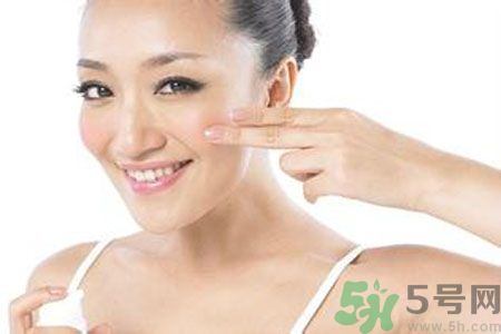 為什么夏天容易長(zhǎng)雀斑？夏天長(zhǎng)雀斑了怎么辦？