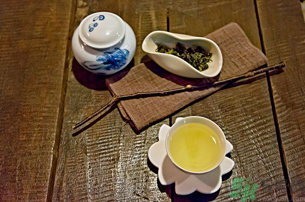 吃魚(yú)的時(shí)候能喝茶嗎？吃魚(yú)可以喝茶嗎？