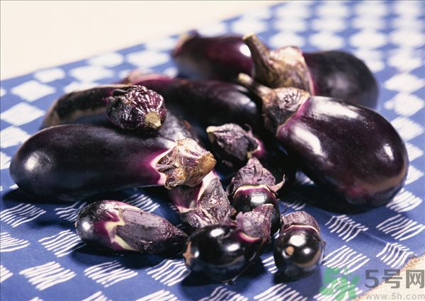 茄子里面發(fā)棕色能吃嗎？茄子里面有褐色能吃嗎？