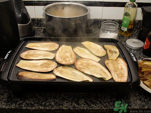 茄子里面發(fā)棕色能吃嗎？茄子里面有褐色能吃嗎？