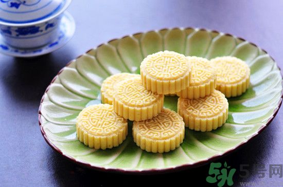 吃綠豆糕能喝啤酒嗎？吃綠豆糕喝啤酒好不好？
