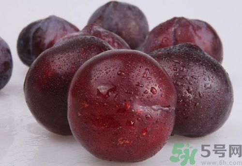李子紅色甜還是黑色甜？李子黑色的比較甜嗎？