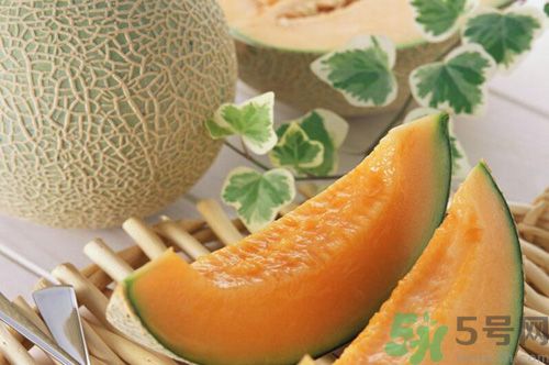 吃哈密瓜可以喝可樂(lè)嗎？喝可樂(lè)可以吃哈密瓜嗎？