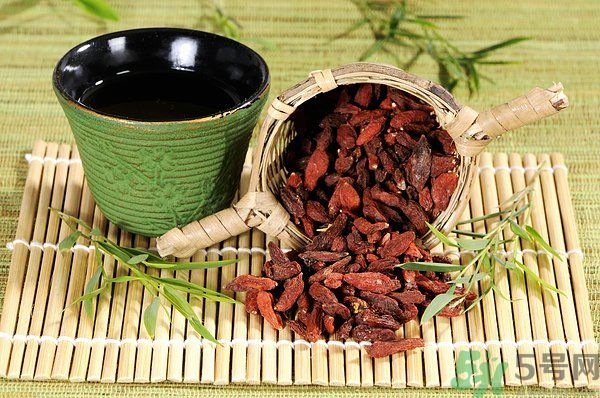 泡枸杞要用開水嗎？泡枸杞的水越熱越好嗎？