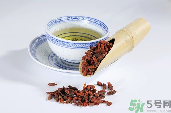 泡枸杞要用開(kāi)水嗎？泡枸杞的水越熱越好嗎？