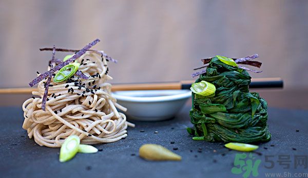 涼拌生菜放生抽還是老抽？涼拌菜放什么醬油好？