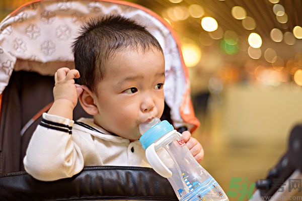 如何讓寶寶養(yǎng)成愛喝水的習(xí)慣？兒童智能水杯有啥功能？