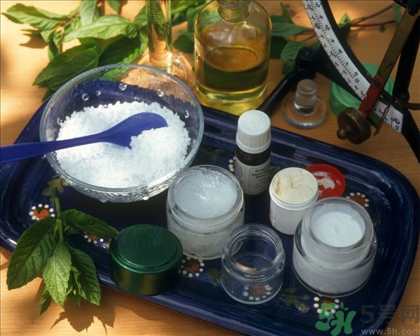 去年沒用完的防曬霜今年還能用嗎？擦護(hù)膚品直接用手取好嗎？