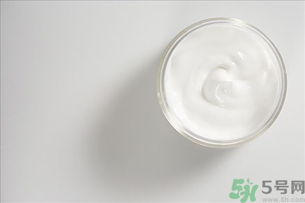 去年沒用完的防曬霜今年還能用嗎？擦護(hù)膚品直接用手取好嗎？