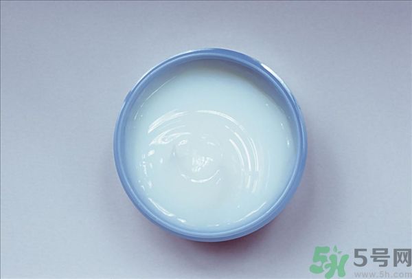 去年沒用完的防曬霜今年還能用嗎？擦護(hù)膚品直接用手取好嗎？