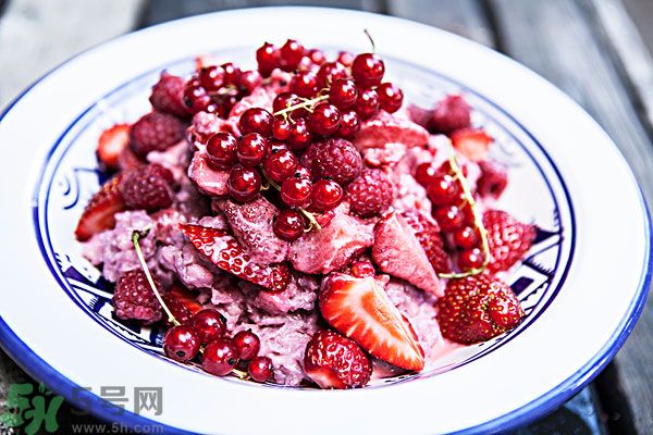 草莓和什么榨汁好喝？草莓榨汁搭配什么好？