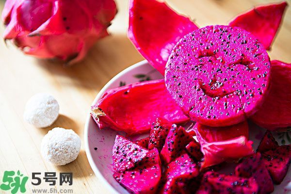 火龍果外面發(fā)霉了里面還能吃么？火龍果外皮爛了還能吃嗎？