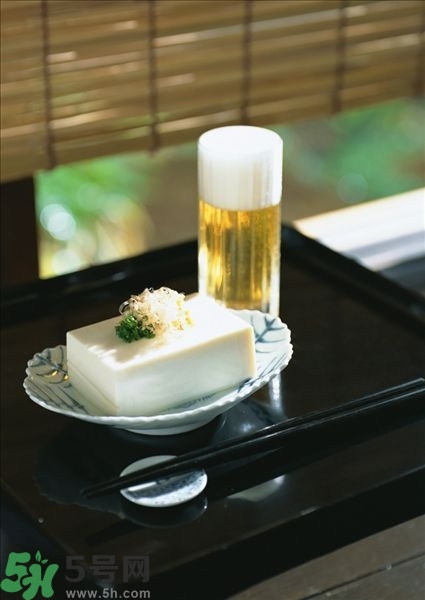 吃豆腐能喝啤酒嗎？喝酒吃豆腐能解酒嗎？