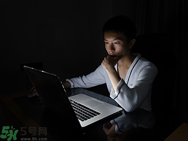 熬夜上火牙齦腫痛怎么辦？熬夜上火喉嚨痛怎么辦？