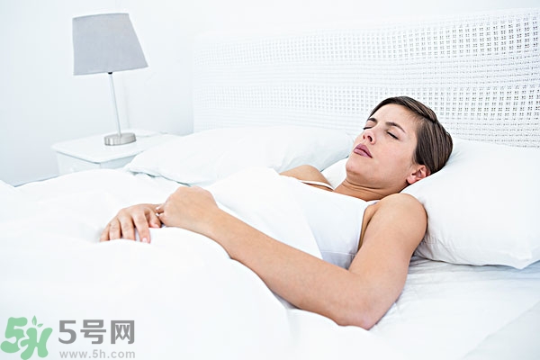 第一次來(lái)月經(jīng)是黑色的正常嗎？第一次月經(jīng)是黑色的是怎么回事？
