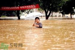 在雨水中走路容易得什么??？在雨水中走路有什么危害？