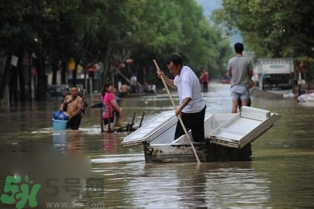 在雨水中走路容易得什么??？在雨水中走路有什么危害？