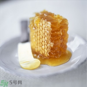 蜂蜜放久了有酒味是怎么回事？蜂蜜有酒味還能喝嗎？