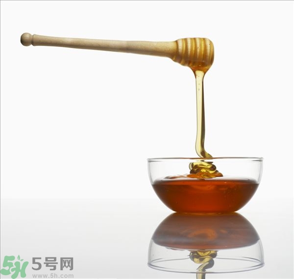 蜂蜜放久了有酒味是怎么回事？蜂蜜有酒味還能喝嗎？