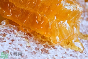 蜂蜜放久了有酒味是怎么回事？蜂蜜有酒味還能喝嗎？