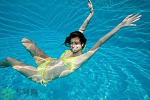 浮潛要穿泳衣嗎？浮潛要穿什么衣服？