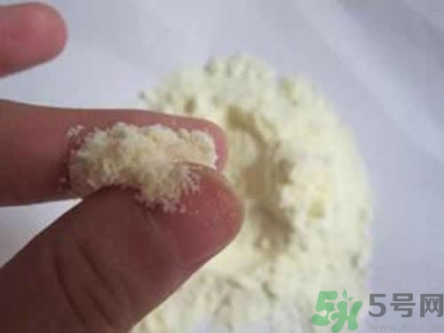 怎么判斷奶粉有沒有變質(zhì)？判斷奶粉變質(zhì)的方法