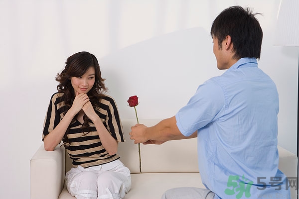 為什么看到男生會(huì)臉紅？看到男生會(huì)臉紅怎么辦？