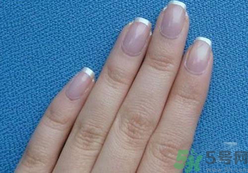 指甲發(fā)紫是什么原因？指甲發(fā)紫是怎么回事？