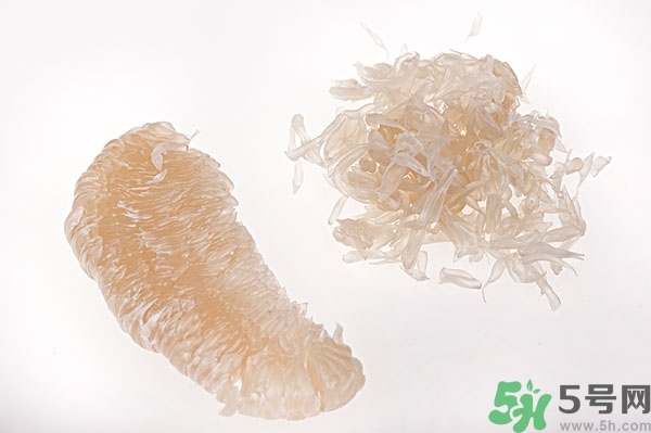柚子的瓤是紅色正常嗎？柚子里面是紅色的能吃嗎？