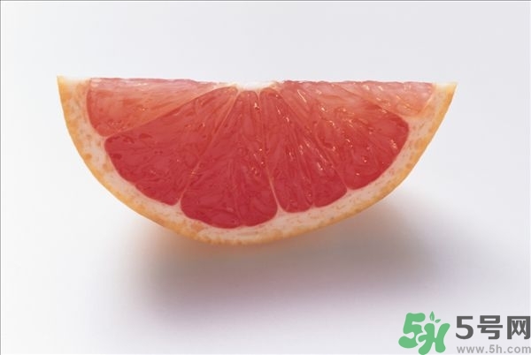柚子的瓤是紅色正常嗎？柚子里面是紅色的能吃嗎？