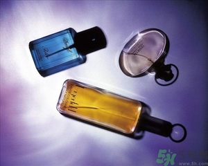 香水是噴在衣服上還是身體上？噴香水的正確位置