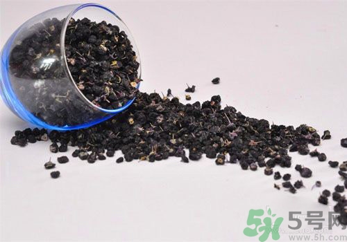 黑枸杞泡水是什么顏色？黑枸杞泡水是紫色的嗎？