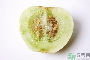 香瓜里面有紅點能吃嗎？香瓜瓤里面有紅點還能吃嗎？