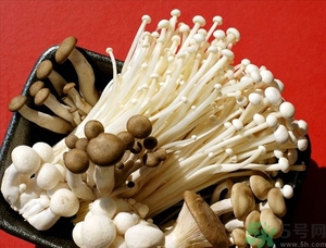 金針菇發(fā)霉了能吃嗎？金針菇長(zhǎng)白毛還能吃嗎？