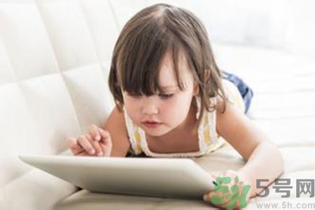 5歲男孩突然大叫頭疼 小孩玩平板電腦的危害有哪些？