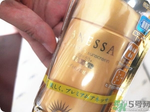 安耐曬為什么那么稀？安耐曬是水狀液體的嗎？