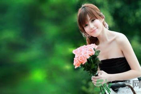女人為什么一個胸大一個胸?。颗说膬蓚€胸為什么不一般大？