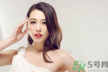 女人為什么一個胸大一個胸?。颗说膬蓚€胸為什么不一般大？