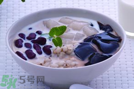 仙草是龜苓膏嗎？仙草和龜苓膏的區(qū)別？