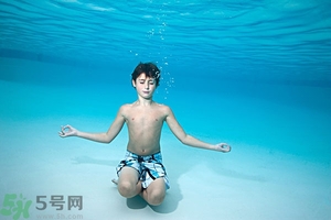 吃完晚飯可以立即游泳嗎？吃完飯游泳對身體好嗎？
