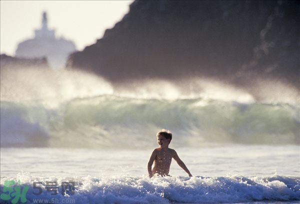 游泳不帶泳鏡可以嗎？在水下可以睜開眼睛嗎？