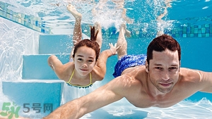 游泳不帶泳鏡可以嗎？在水下可以睜開眼睛嗎？