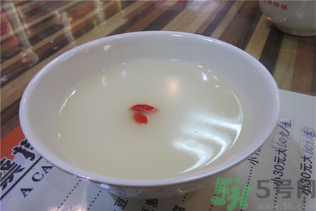 嬰兒能喝米湯加牛奶嗎？嬰兒喝米湯有什么好處？